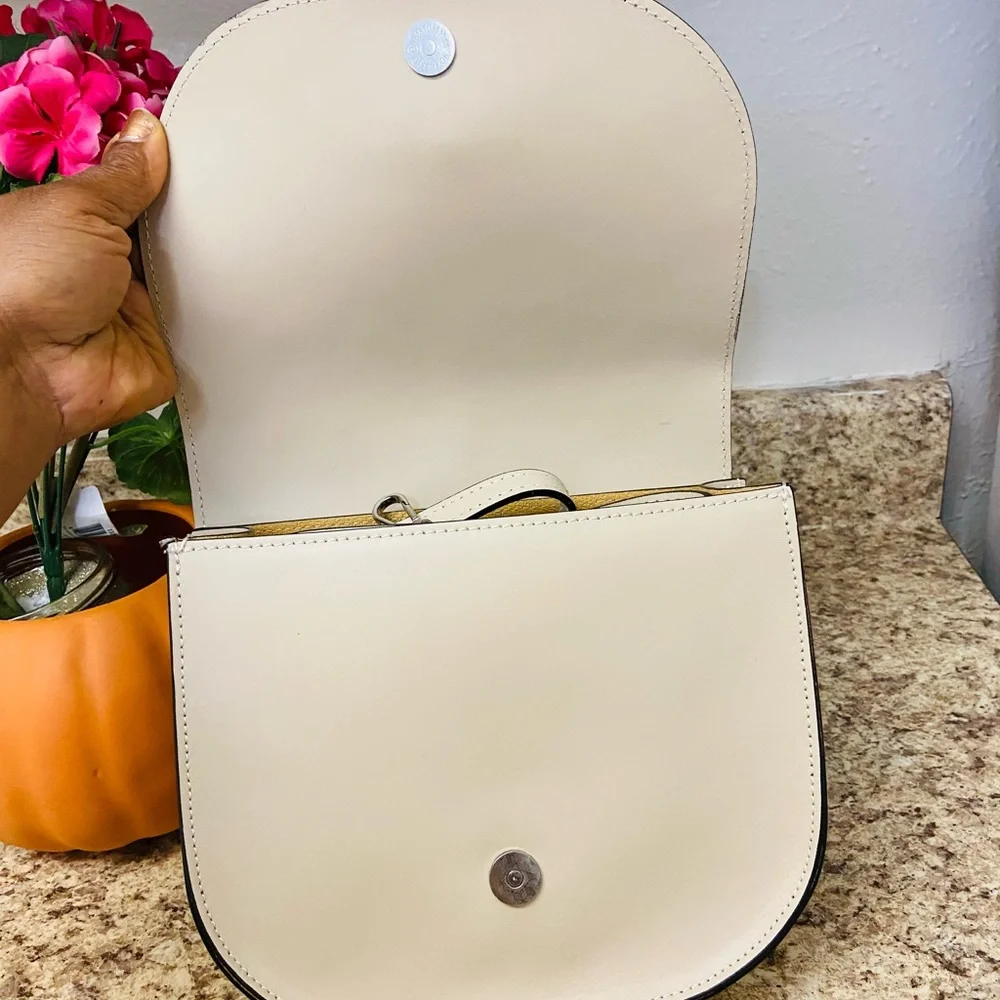 Tano Made in Italy Leather Crossbody - Picture 9 of 12